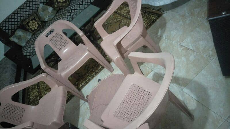4chairs  one table  good condition 1