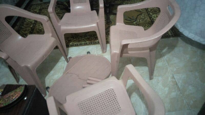 4chairs  one table  good condition 4