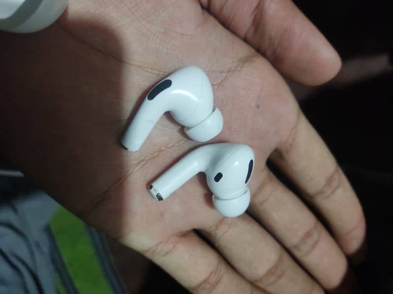 AirPods pro 2nd generation almost new 1