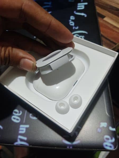 AirPods pro 2nd generation almost new 5
