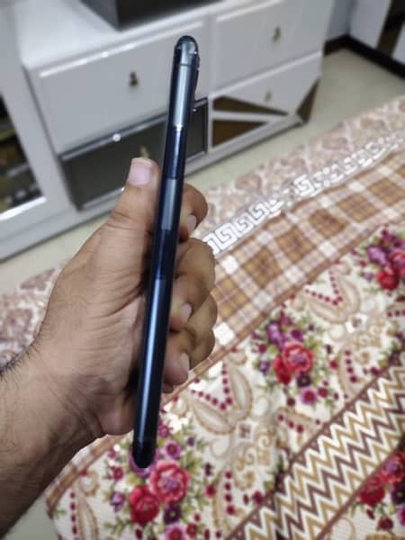 Iphone 11 pro max 64 GB single sim approved. 5