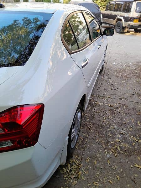 Honda City white color like brand new condition only 4700km done 1