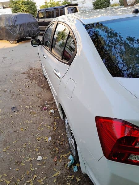 Honda City white color like brand new condition only 4700km done 2