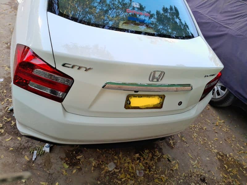 Honda City white color like brand new condition only 4700km done 3
