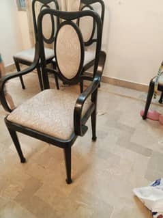 urgent sale wooden dinning table nd chairs no fault no damage'