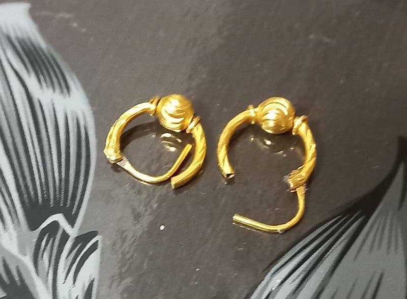 Gold Earring Available for Sale 2