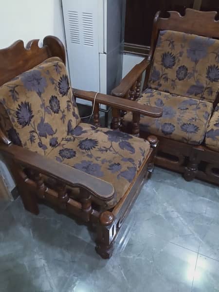 5 seater, wood is of amazing quality. Selling because want to renovate 3