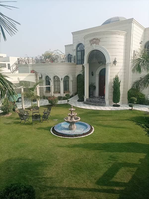 2 KANAL OWNER BUILD HOUSE AVAILBALE FIR SALE AT BABAR BLOCK BAHRIA TOWN LAHORE 0