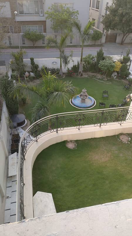 2 KANAL OWNER BUILD HOUSE AVAILBALE FIR SALE AT BABAR BLOCK BAHRIA TOWN LAHORE 21