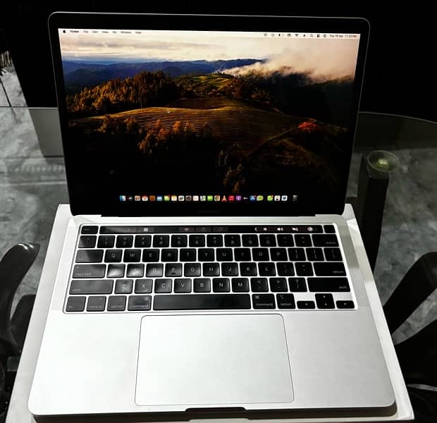 MacBook Pro 2020 Tuch bar 13inches 8/256GB 9