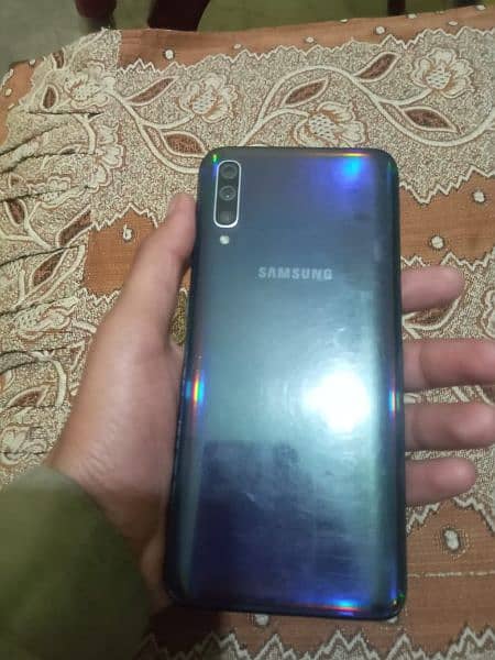 Samsung a70 6/128gb all ok panel change hai ic wala laga hai achy wala 4