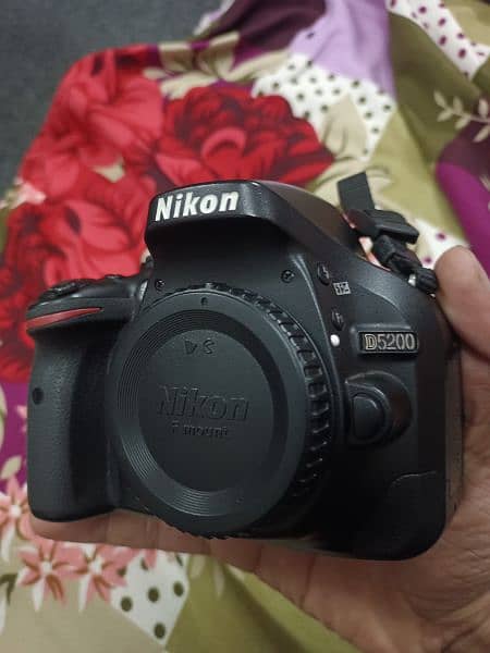 Nikon D5200 with 2 lens,2 batteries chargers & 2 bags 1