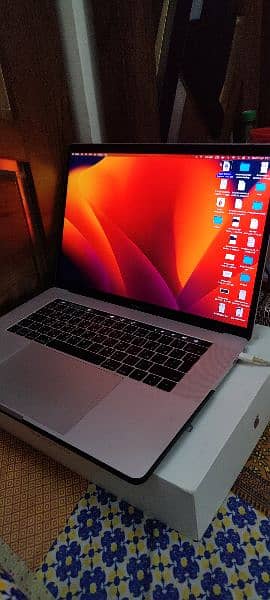 MacBook Pro Ratina  (15 2017) Touch Bar 16/256 Core i7 12