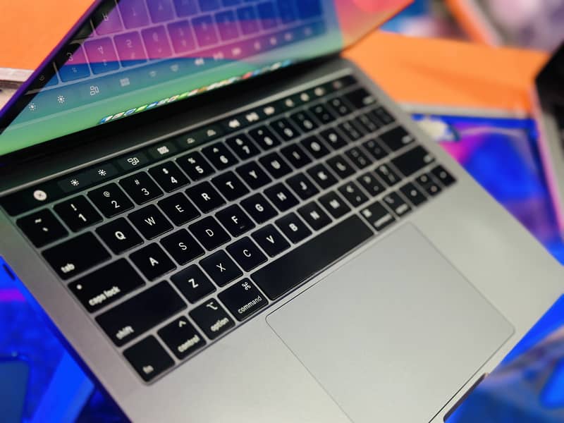 MacBook Pro (13.3-inch, 2019} TOUCH BAR Core i7 Turbo bost 4.5GHZ 16GB 2