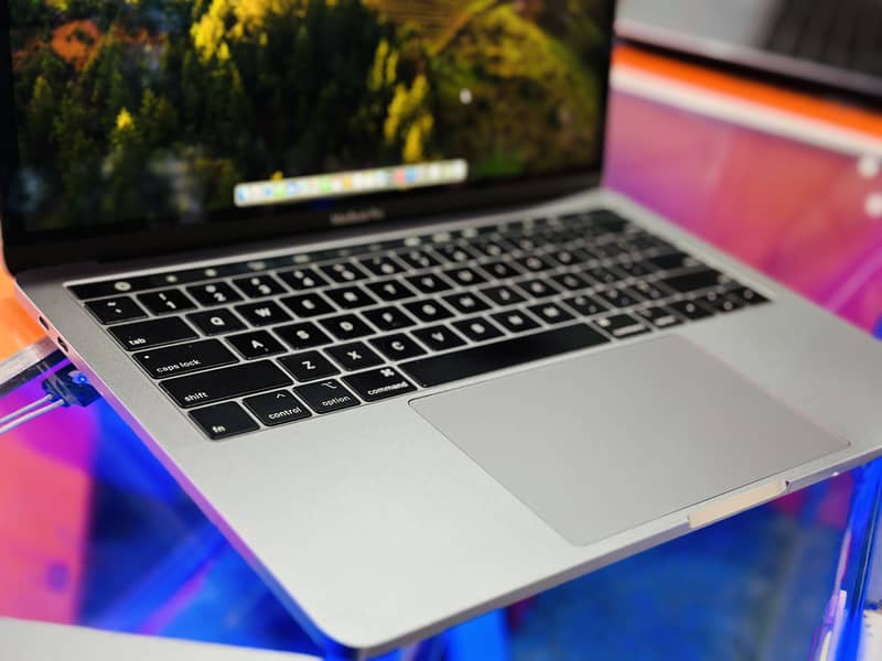 MacBook Pro (13.3-inch, 2019} TOUCH BAR Core i7 Turbo bost 4.5GHZ 16GB 3