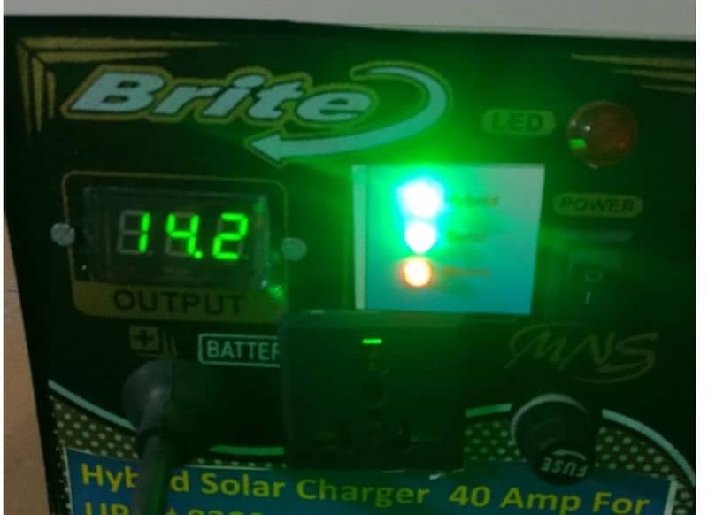 Hybrid Solar Charger 40 Ampere for UPS 5