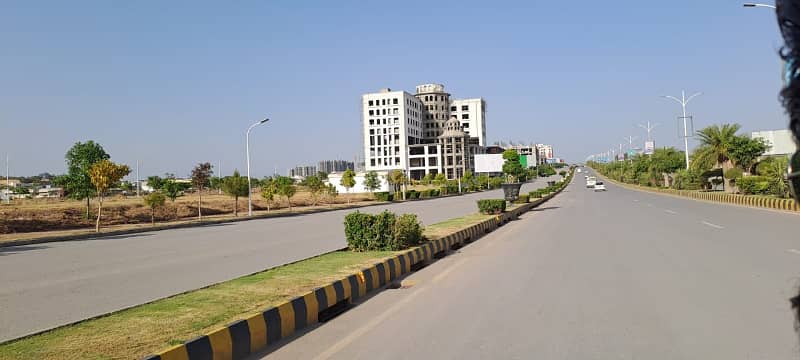 Exclusive Opportunity: 10 Marla Cutting Area Main Road Corner Non- Develop Plot Near To Farmhouse For Sale In Block B, Gulberg Residencia, Islamabad 2