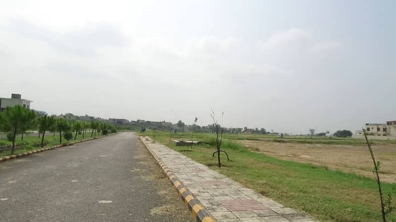 Exclusive Opportunity: 10 Marla Cutting Area Main Road Corner Non- Develop Plot Near To Farmhouse For Sale In Block B, Gulberg Residencia, Islamabad 7