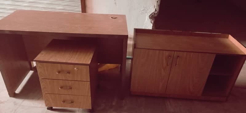 office table with side rack and mobile drawers 2