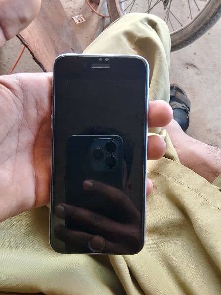 I phone 6 no box only charger lead ,,16gb memory 10by10 condition 1