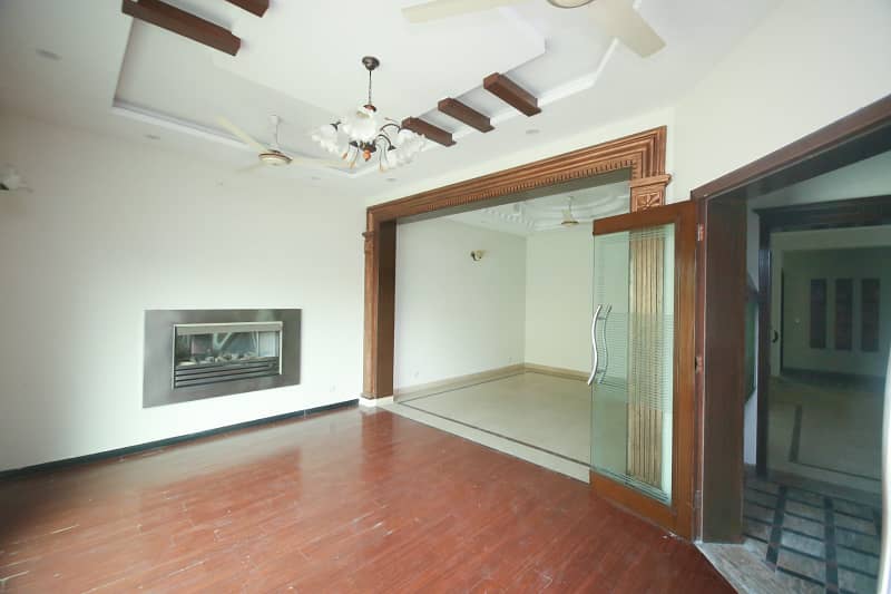 Prime Location 10 Marla Beautiful House For Sale In DHA Phase 5 Block D 4
