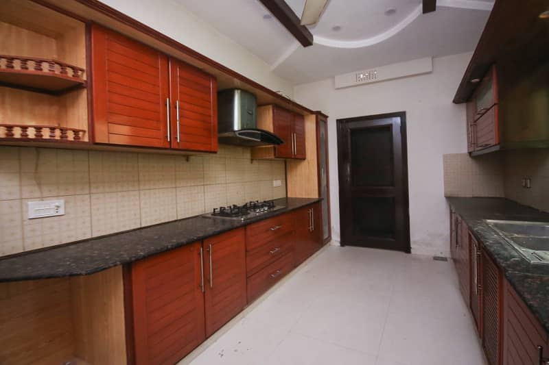 Prime Location 10 Marla Beautiful House For Sale In DHA Phase 5 Block D 9