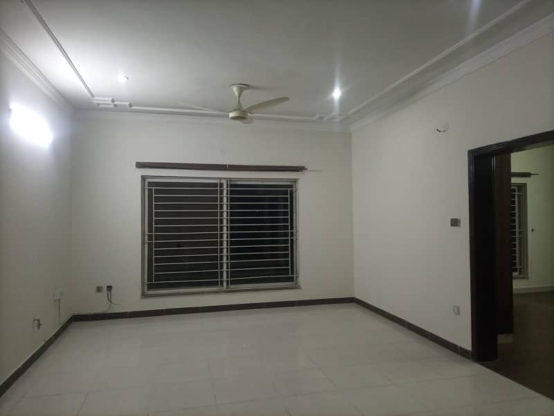 15 Marla Upper Portion, 3 Bed Room With attached Bath, Drawing Dinning, Kitchen, T. V Lounge, Servant Quater 8