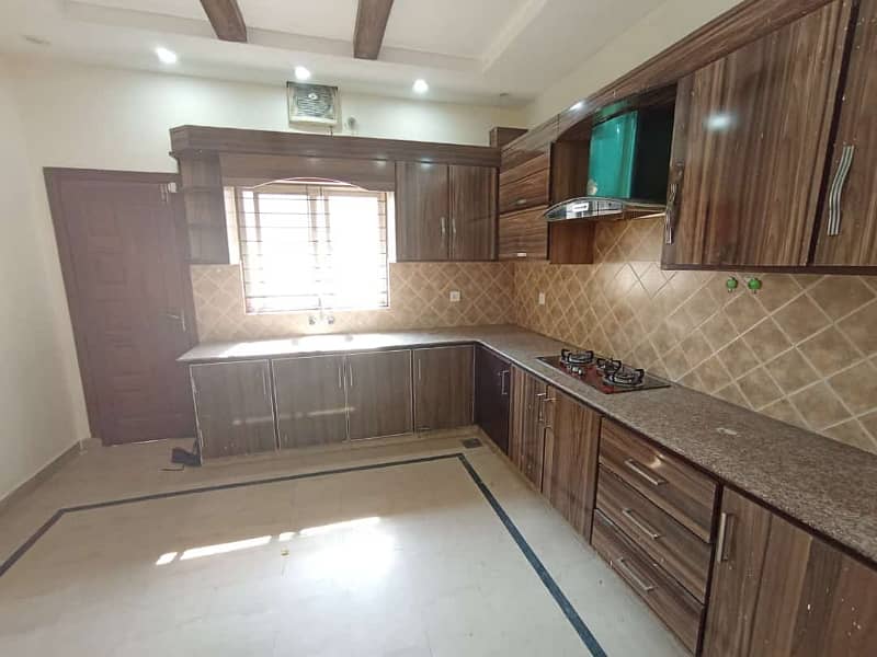 A Beautiful And Allegiance 10 Marla House Available For Rent In Bahria Town Lahore. It Is Available At Very Affordable Rate. 4