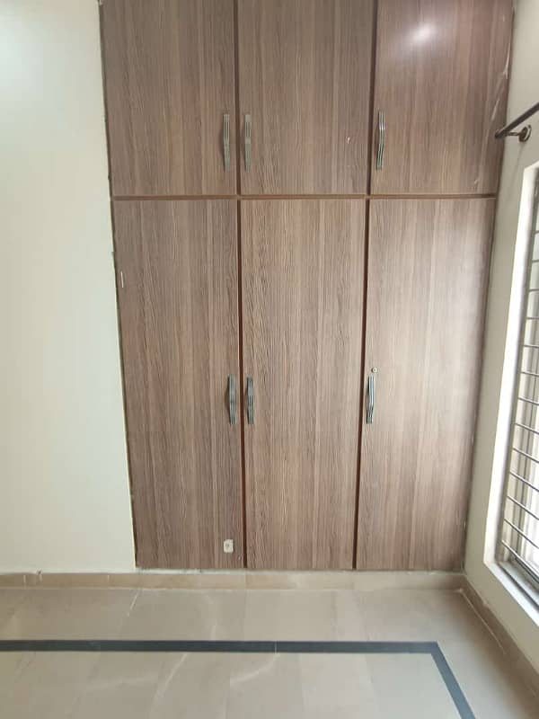 A Beautiful And Allegiance 10 Marla House Available For Rent In Bahria Town Lahore. It Is Available At Very Affordable Rate. 6