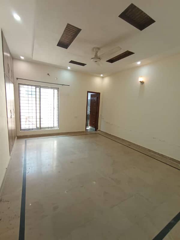 A Beautiful And Allegiance 10 Marla House Available For Rent In Bahria Town Lahore. It Is Available At Very Affordable Rate. 8