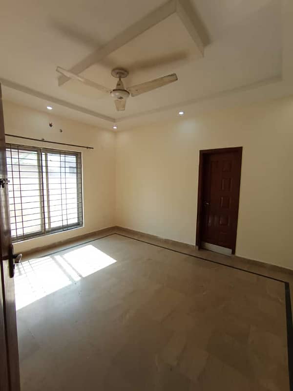A Beautiful And Allegiance 10 Marla House Available For Rent In Bahria Town Lahore. It Is Available At Very Affordable Rate. 9