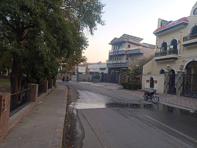 Facing Park 10 Marla House In Samanabad Of Samanabad Is Available For Sale 2