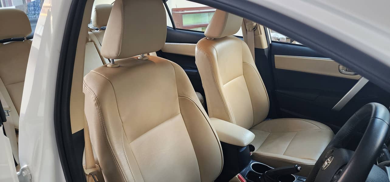 Toyota Corolla Altis Grande X CVT-i 1.8 Beige Interior 2022 8
