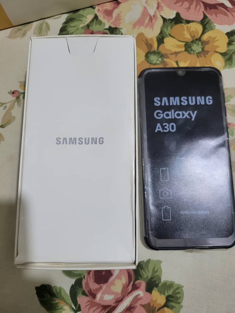 Samsung Galaxy A30 in 9/10 condition official approved with box 2