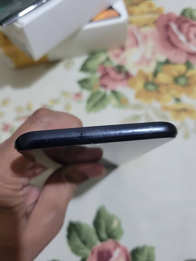 Samsung Galaxy A30 in 9/10 condition official approved with box 3