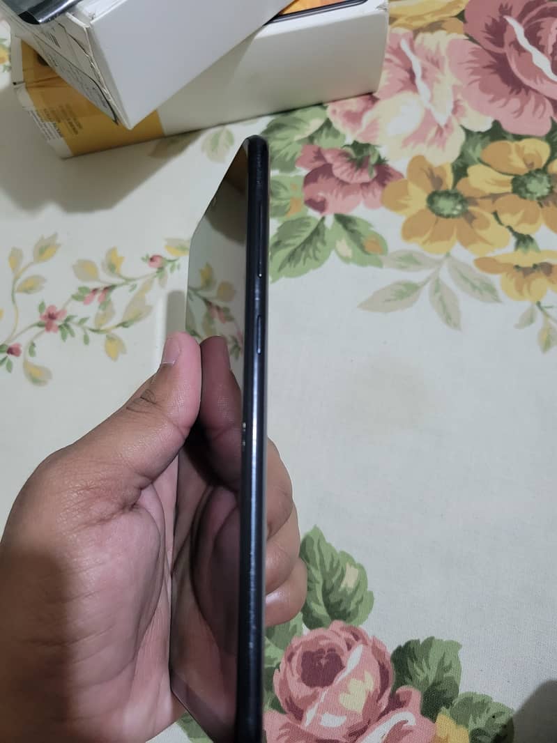 Samsung Galaxy A30 in 9/10 condition official approved with box 4