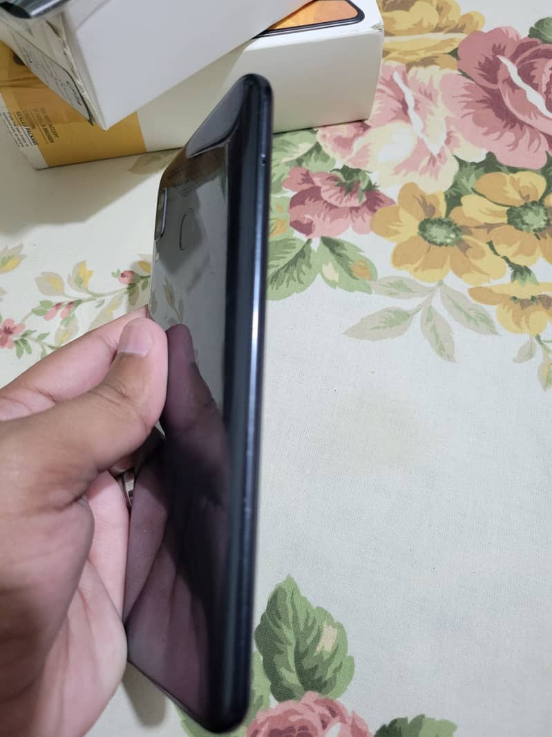 Samsung Galaxy A30 in 9/10 condition official approved with box 6