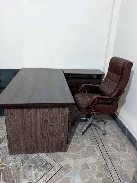 executive table and chair 0