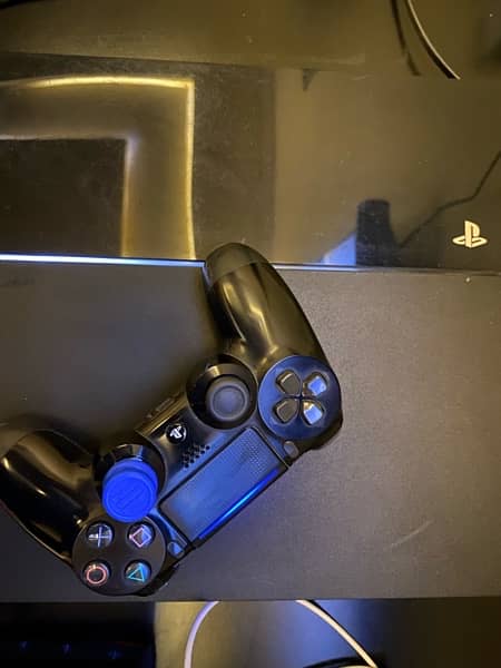 Jet Black PS4 1100 Series w/ 1 controller & 2 games 6
