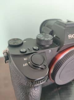 Sony a7||| body with box and silicon cover+betry.