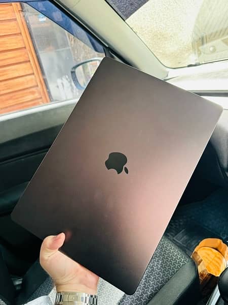 MacBook Pro M3 Pro 16 Inches 18/512 Black 2
