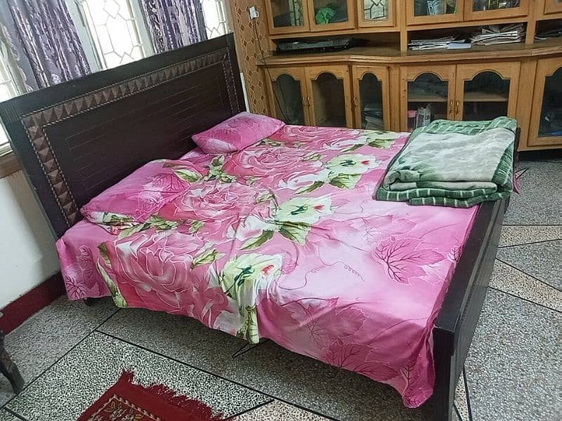 sell double bed in wood 2