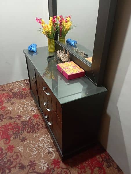 double bed to side table dressing table 1 store condition 10 by 10 0