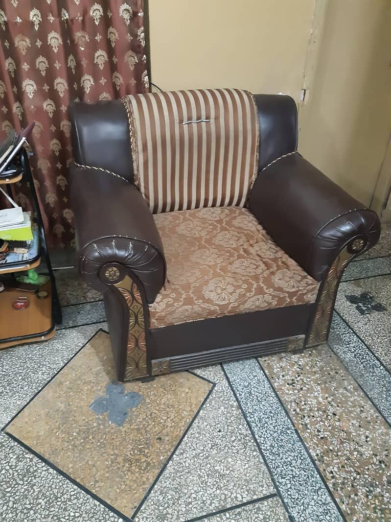 2 sofa set for sale both are in good condition 3
