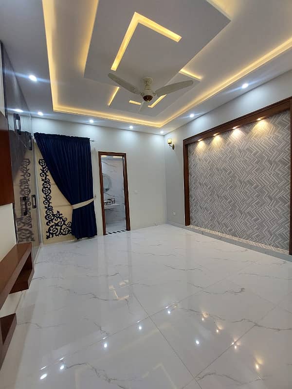 10 Marla House For Rent In Sector B Bahria Town Lahore 6