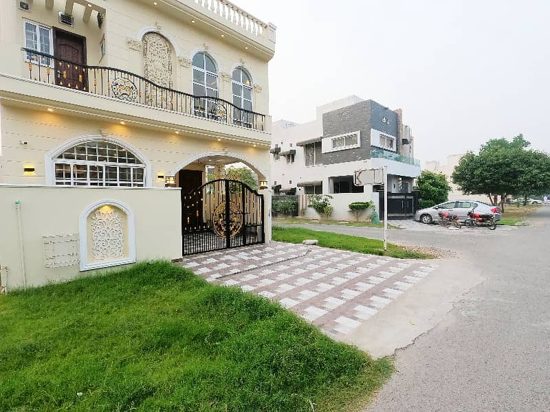 A Great Choice For A Corner 5 Marla House Available In DHA 11 Rahbar Phase 2 - Block H For Sale 2