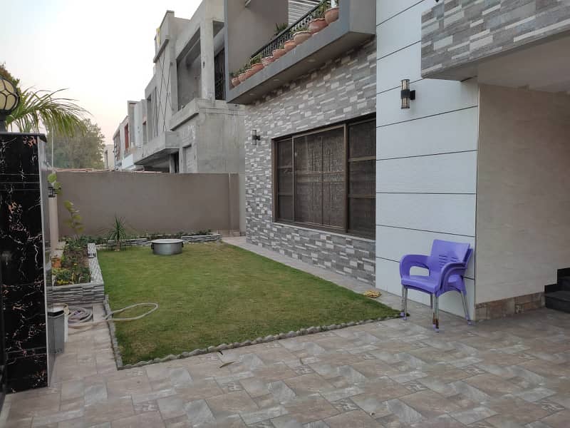 1 KANAL OWNER BUILD HOUSE AVAILBALE FIR SALE AT EE BLOCK BAHRIA TOWN LAHORE 21