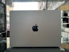 Macbook Air M2 Chip 13.6 inch 8/256GB 7 Cycles Used