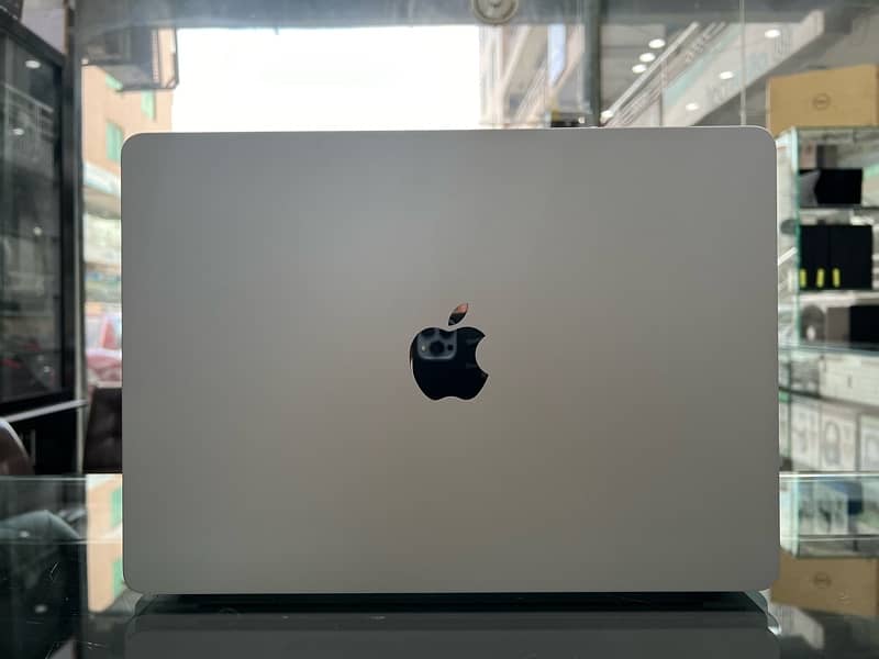 Macbook Air M2 Chip 13.6 inch 8/256GB 7 Cycles Used 0