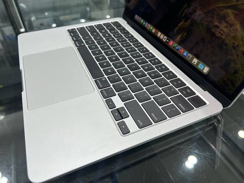 Macbook Air M2 Chip 13.6 inch 8/256GB 7 Cycles Used 1